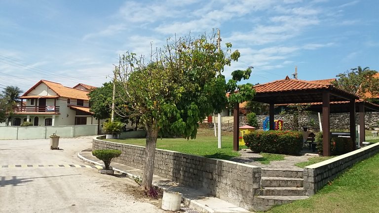 Casa em condomínio ao lado da praia em Iguaba