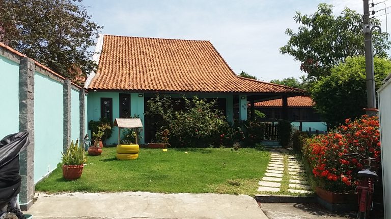 Casa em condomínio ao lado da praia em Iguaba